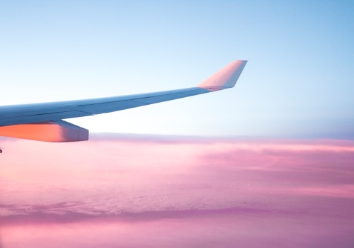 Łódź podróżuje coraz częściej. Jak mieszkańcy miasta mogą mądrze zabezpieczyć się na czas wyjazdu?