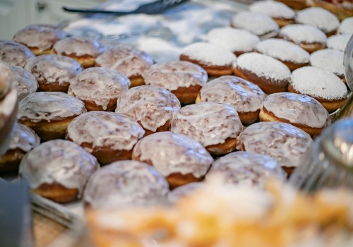 Słodka inwazja na stolicę! Gdzie w Warszawie znajdziemy pączka idealnego?