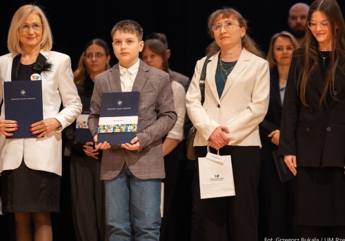 1886 najzdolniejszych uczniów i absolwentów Rzeszowa otrzymało stypendia