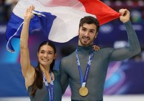 Po zawieszeniu jej partnera za rzekomą NAPAŚĆ seksualną została na lodzie. Z nowym, 