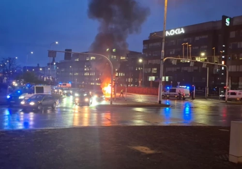 Pożar samochodu we Wrocławiu. Duże utrudnienia na ważnym skrzyżowaniu