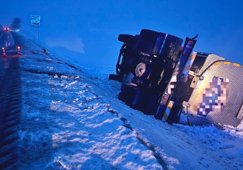 Samochód ciężarowy wywrócił się na drodze wojewódzkiej. Kierowcy muszą uważać