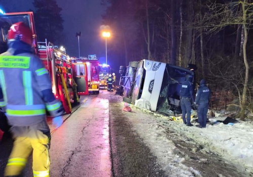 Wypadek na Mazowszu. Autobus wpadł do rowu i przewrócił się na bok, bo nie chciał zderzyć się ze zwierzęciem. Ranni w szpitalu