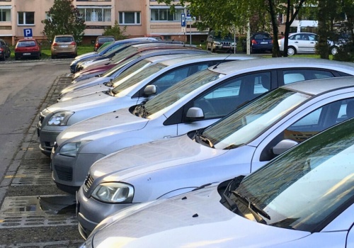 Parkowali za darmo przez 20 lat. Teraz zapłacą nawet 150 zł miesięcznie
