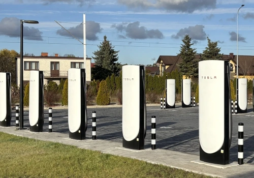 Supercharger w Załuskach już działa. Szybkie ładowanie w drodze ze stolicy nad morze lub na Mazury