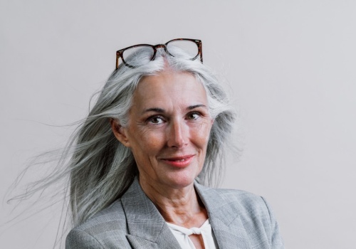 Najmodniejsze koloryzacje dla siwych włosów na wiosnę. Gwiazdy ją kochają