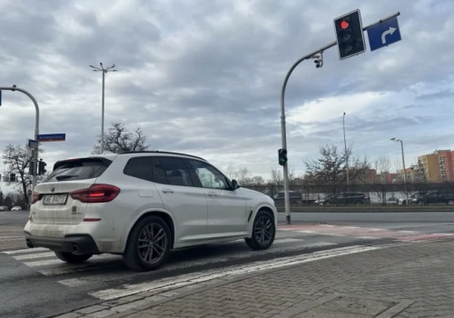 Żółte kamery na tym skrzyżowaniu 