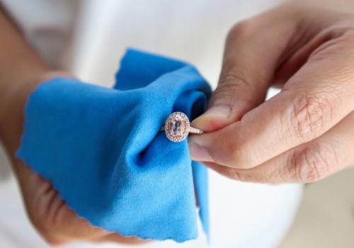 Zamiast parówek, oblewam nim biżuterię. Lśni jak nowa od jubilera