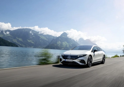 Autostradowa prawda o elektrykach, czyli 130 km/h i 0°C. Mercedesy pozamiatały!