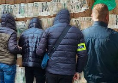 Dwaj lekarze i pielęgniarz w rękach policji. Tak działali