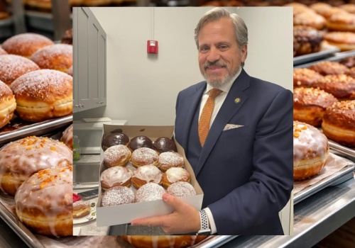 Tradycja z Illinois – senator Martwick rozdaje pączki i wspiera Polonię