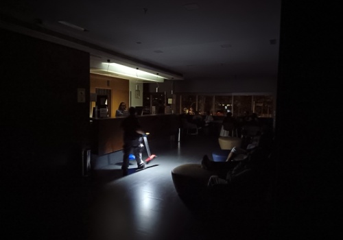 Prezydent Macron obwinia odnawialne źródła energii za wielką awarię prądu w Hiszpanii