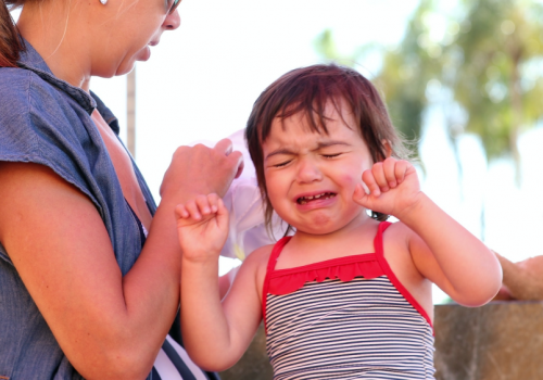 Trzylatka uderza mamę w twarz. Zdziwisz się, jak powinna zareagować