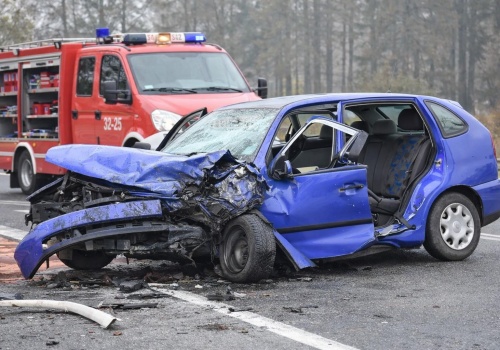 Poważny wypadek. Czołowo-boczne zderzenie na trasie DK28