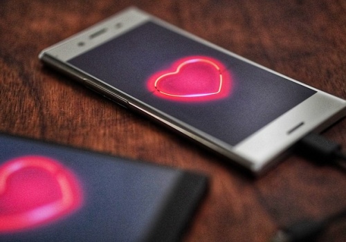 Walentynki to żniwa dla oszustów. Krakowska policja ostrzega przed fałszywymi amantami z portali randkowych