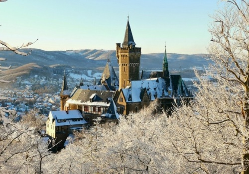Malowniczy zamek u podnóża gór. Położony w 
