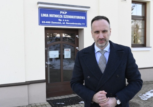 Poseł Kowalski alarmuje o trudnej sytuacji PKP LHS i „okradaniu” załogi. Zarząd wskazuje, kto sprawował nadzór nad spółką