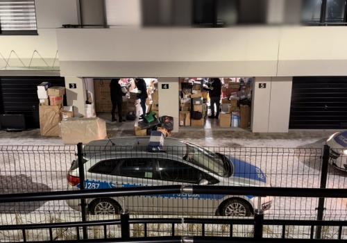 20 policjantów, zabezpieczone dokumenty i paczki. Śledztwo ws. fundacji trwa