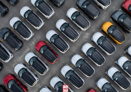 Rekordowy rok na rynku, ale tysiące nowych samochodów wciąż stoi na placach