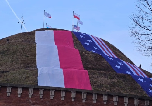 Polska i amerykańska flaga na Kopcu Kościuszki. Rozpoczęły się obchody 250-lecia niepodległości USA