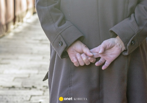 Lubisz spacerować z rękami splecionymi za plecami? Ciało daje ważny sygnał