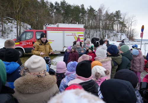 Ferie zimowe już niebawem. Strażacy pokazali dzieciom, dlaczego nie warto wchodzić na lód