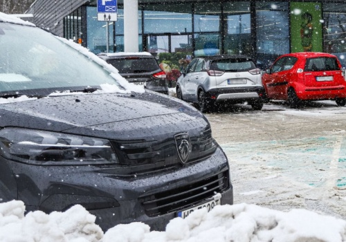 Znany dyskont udostępnia parking dla mieszkańców. Cena? Tylko 12 zł za noc