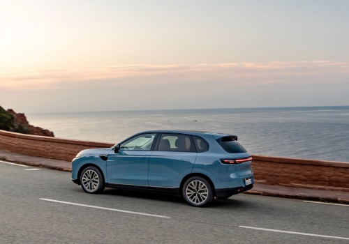 Leapmotor B10 teraz także jako hybryda (REEV). Zasięg 900 km i cena, która namiesza w segmencie C-SUV