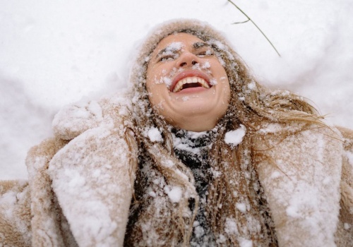 Ich humor jest nieprzewidywalny, ale działa. Zodiak nie pozostawia złudzeń