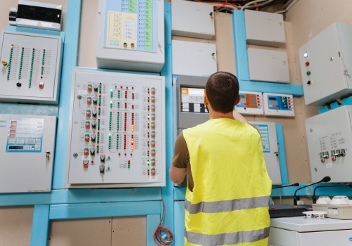 Kompetencje kontrolne operatorów sieciowych względem odbiorców