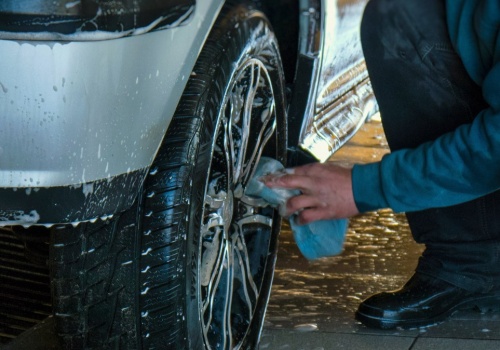 Zimą mycie obręczy kół jest szczególnie ważne. Jak zrobić to skutecznie?