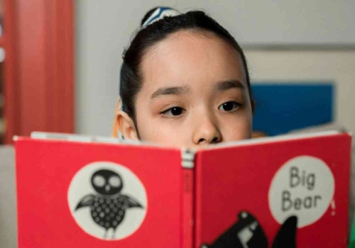 Dzieci przestają czytać. Alarmujące dane z Wielkiej Brytanii i Polski