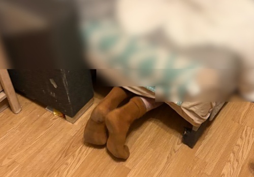 Udawał że nie ma go w domu. Zdradziły do wystające spod łóżka stopy