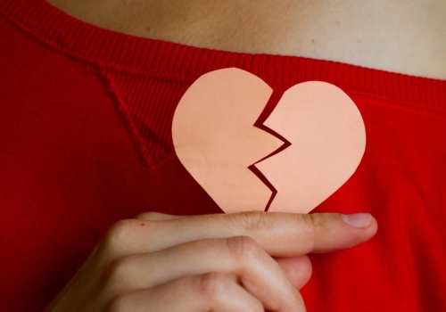 Złamane serce boli? Wiemy, jakie objawy potwierdzają ten stan