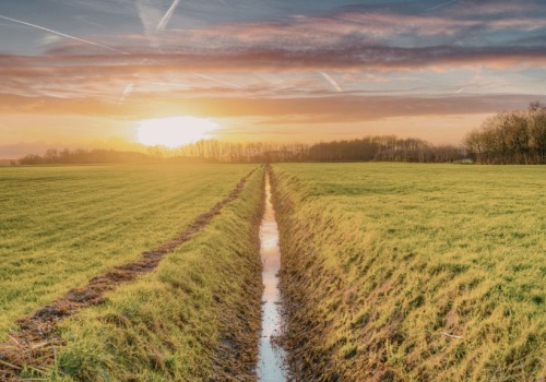 Rów melioracyjny na granicy – czy wolno go zasypać?