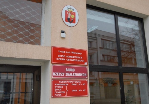 Spadochron, toga i tysiące telefonów. Co Warszawiacy zostawiają w mieście?