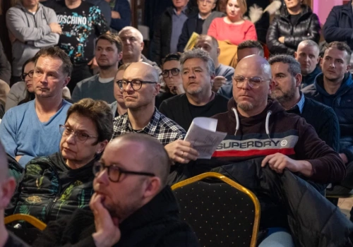 Burzliwe zebranie w Chojniczkach. Spór o maszt w otulinie Strugi Jarcewskiej