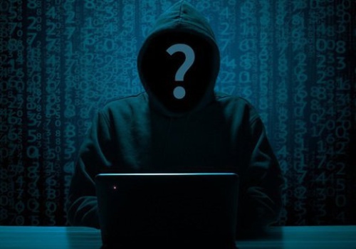 Olsztyn. 59-latek oszukany na 250 tys. zł po tym jak uwierzył w film AI