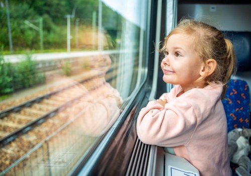 Francuskie koleje w ogniu krytyki za wagony „no kids” w pociągach