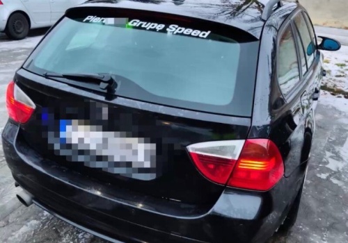 „Pierd…ić grupę Speed”. Dostał mandat za napis na aucie