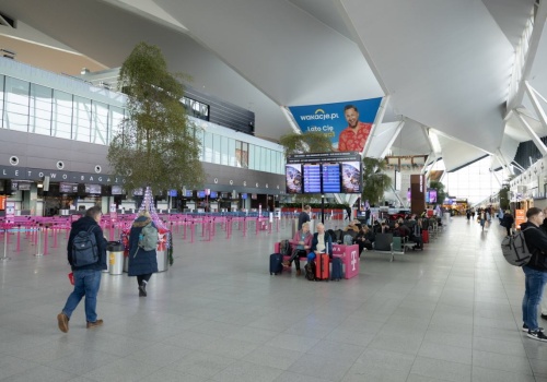 Na tych lotniskach najłatwiej poznać drugą połówkę. Paryż daleko w tyle