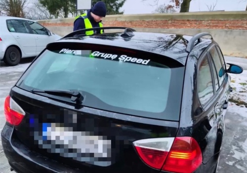 Miało być śmiesznie, a jest mandat za wulgarny napis i zatrzymany dowód rejestracyjny