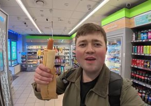 Turyści zachwyceni polskim sklepem. 