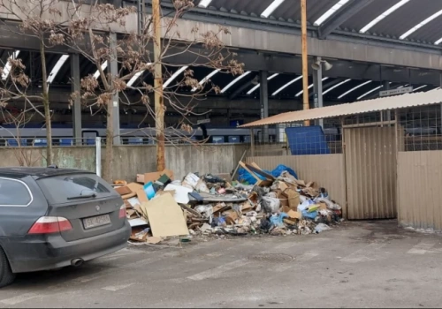 Góra śmieci przy dworcu zniknęła dopiero po kontroli sanepidu. Miasto musi się jeszcze zająć szczurami