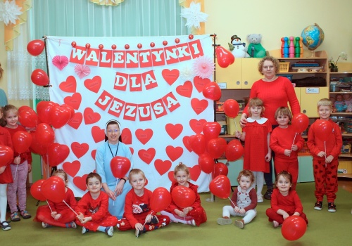 Śpiew, taniec i serduszka dla… Jezusa. Wyjątkowe Walentynki w tarnowskiej ochronce