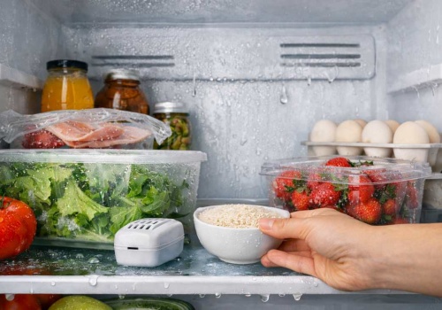 Trik na suchą lodówkę. Umieść na półce, a wilgoć zniknie w 1 noc