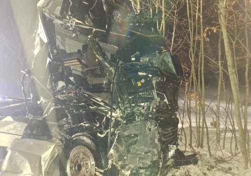 Wypadek w Połęczynie. Kabina ciężarówki całkowicie zniszczona