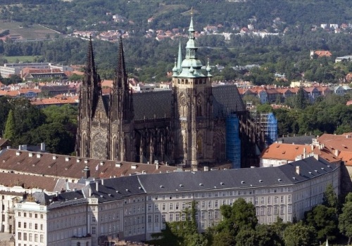 Największy kompleks zamkowy na świecie. Wewnątrz zmieściła się katedra