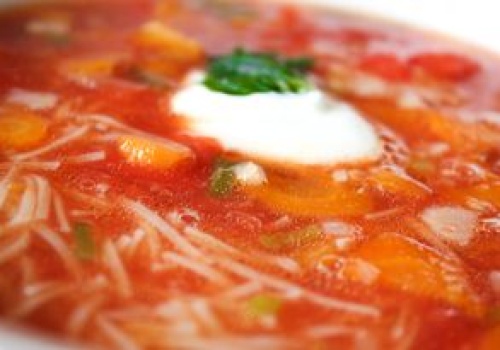 Wystarczy łyżka pod koniec gotowania. Podbija smak zupy pomidorowej jak żaden inny dodatek i dodaje aksamitności