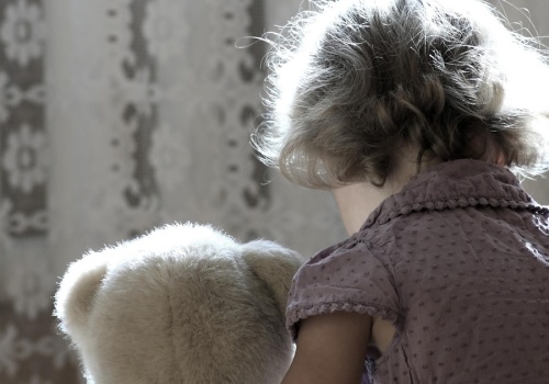 Mieli go bić, wyzywać i kazać klęczeć bez ubrań. Rodzina zastępcza ze Zgierza z zarzutami